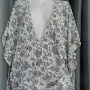 Minimi wrap kimono in navy/white floral pattern